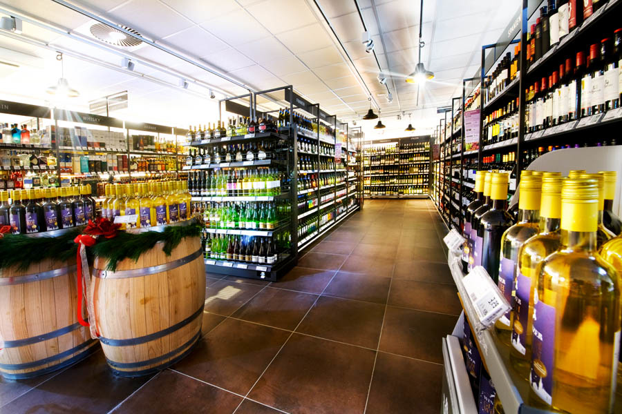 REWE Rade Savic in Küps Weinabteilung